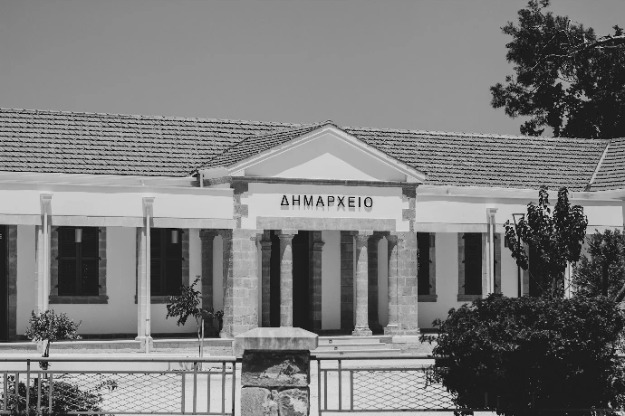 a black and white photo of a building